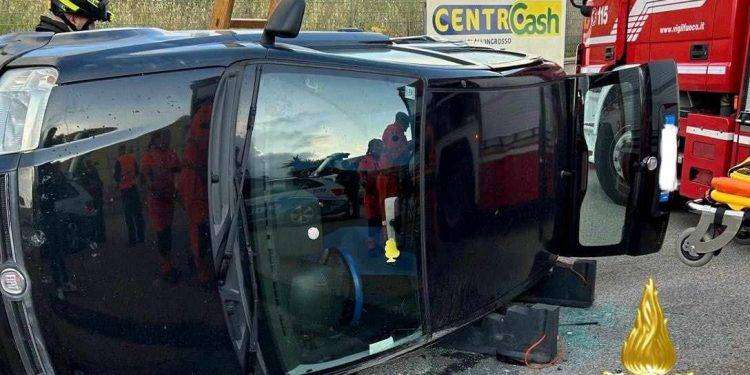 Grave incidente a Sassari, con l’auto si ribalta e rimane incastrata: soccorsa dai Vigili del Fuoco