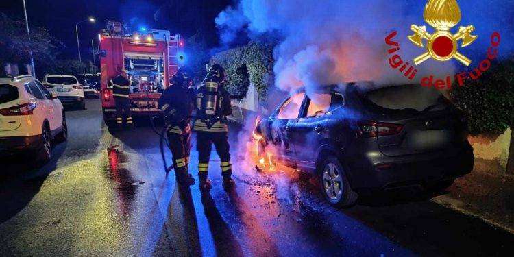 Sassari, auto in fiamme nella notte