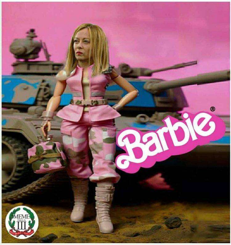 Meloni e il giro a bordo di un mezzo tattico militare: il web si scatena