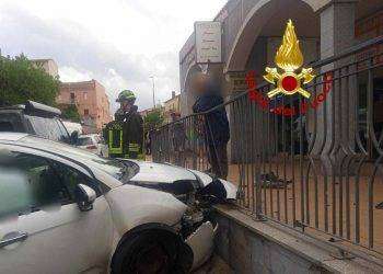 Arzachena, finisce fuori strada con l’auto: signora ferita