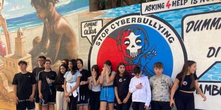A Olbia un murale contro il cyberbullismo