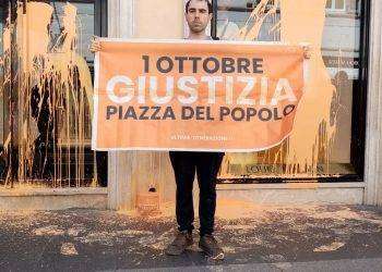 Ultima Generazione, imbratta negozi via Condotti a Roma