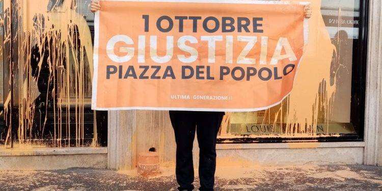 Ultima Generazione, imbratta negozi via Condotti a Roma
