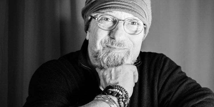 Sergio Caputo emoziona il pubblico cagliaritano: live al Teatro del Conservatorio