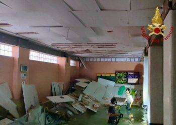 Crolla parte controsoffittatura piscina a Bari, ci sono feriti