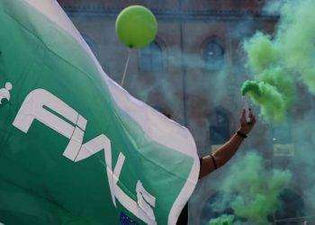 Si barrica in casa dopo aver accoltellato la moglie e i figli