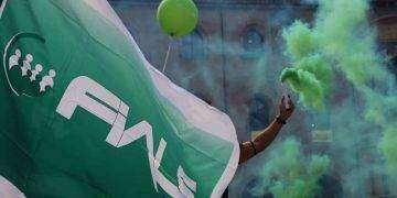 Si barrica in casa dopo aver accoltellato la moglie e i figli