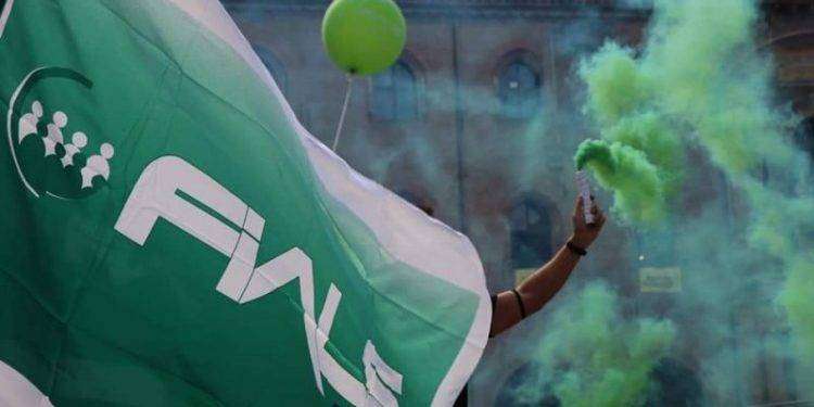 Si barrica in casa dopo aver accoltellato la moglie e i figli