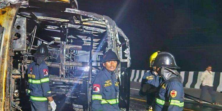 India: autobus in fiamme, otto morti e oltre 20 feriti