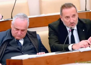Lotito si addormenta al Senato: De Laurentiis prova a svegliarlo