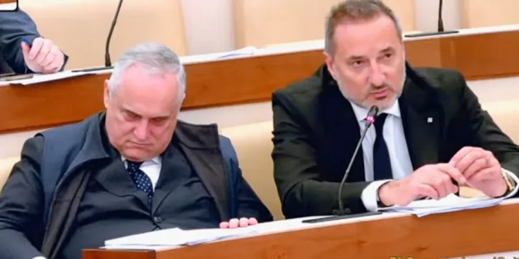 Lotito si addormenta al Senato: De Laurentiis prova a svegliarlo