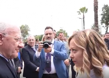 Meloni saluta De Luca: ‘Sono “quella stronza”, come sta?’