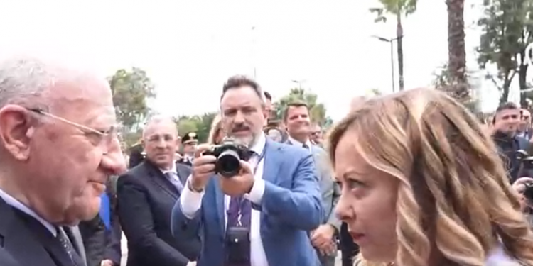 Meloni saluta De Luca: ‘Sono “quella stronza”, come sta?’