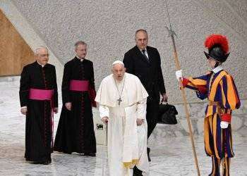 Papa su fabbriche armi, terribile guadagnare con la morte