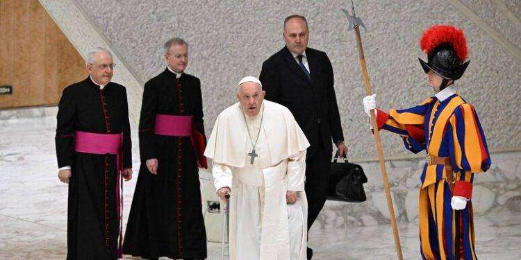 Papa su fabbriche armi, terribile guadagnare con la morte