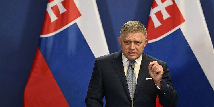 Slovacchia, il premier Robert Fico ferito da colpi di armi da fuoco