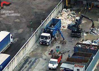 Traffico di rifiuti e corruzione, 12 arresti in Campania