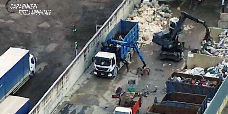 Traffico di rifiuti e corruzione, 12 arresti in Campania