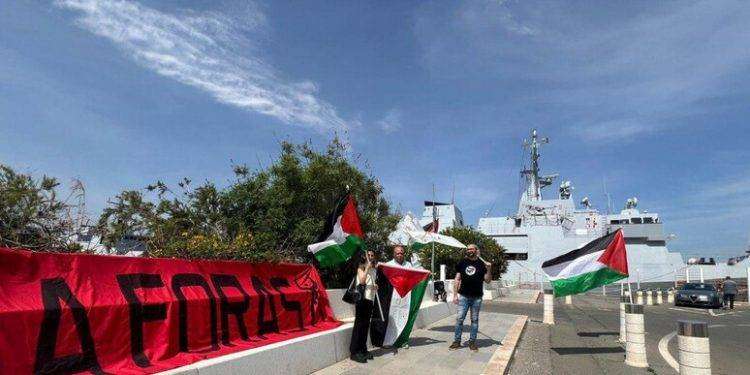 Un corteo al Poetto contro le esercitazioni militari