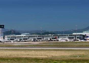 Aereo dell’Enav finisce fuori pista a Olbia, scalo chiuso