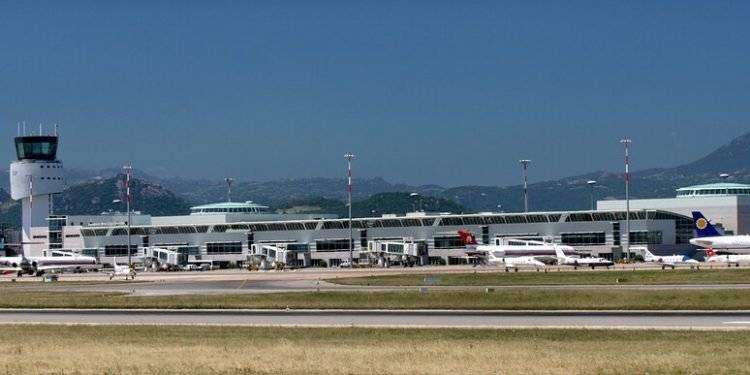 Aereo dell’Enav finisce fuori pista a Olbia, scalo chiuso