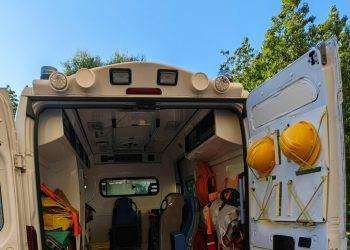 Durante una festa 15enne si tuffa in piscina e muore