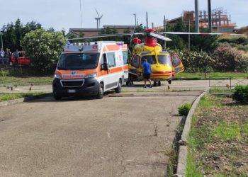 Si barrica in casa dopo aver accoltellato la moglie e i figli