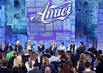 Amici, la sfida a sei per la vittoria finale