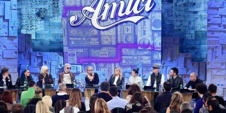 Amici, la sfida a sei per la vittoria finale