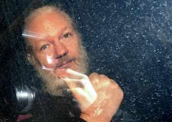Londra, folla di sostenitori di Julian Assange davanti al tribunale che si è espresso a favore del giornalista