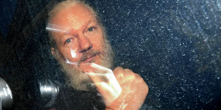Londra, folla di sostenitori di Julian Assange davanti al tribunale che si è espresso a favore del giornalista