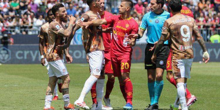 Calcio: il Cagliari rallenta, Lecce e Verona quasi salve