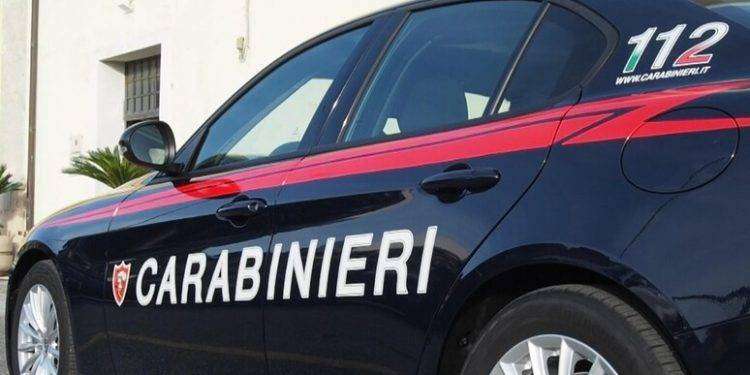 Punta il coltello al collo dell’assistente sociale, arrestata