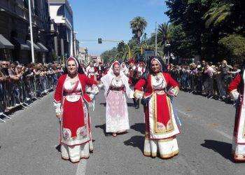 Cavalcata sarda, vietate lattine e contenitori in vetro