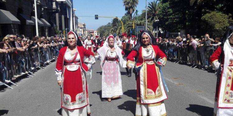 Cavalcata sarda, vietate lattine e contenitori in vetro
