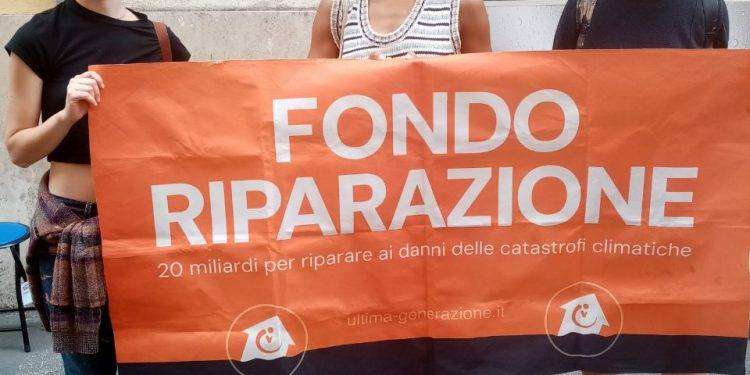 Roma, blitz di Ultima generazione nella sede del Pd