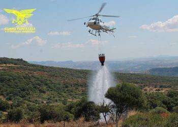 Sardegna contro incendi ha 5 elicotteri, in attesa di Canadair