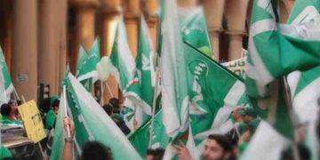 Si barrica in casa dopo aver accoltellato la moglie e i figli