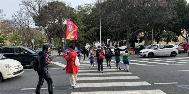 A Cagliari flashmob davanti alle scuole per sicurezza stradale