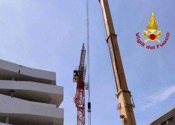 Tragedia sfiorata a Cagliari, cede braccio della gru e finisce su un palazzo in costruzione