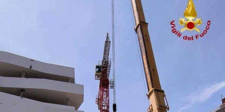 Tragedia sfiorata a Cagliari, cede braccio della gru e finisce su un palazzo in costruzione