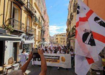 Migliaia in marcia a Cagliari contro speculazione energetica