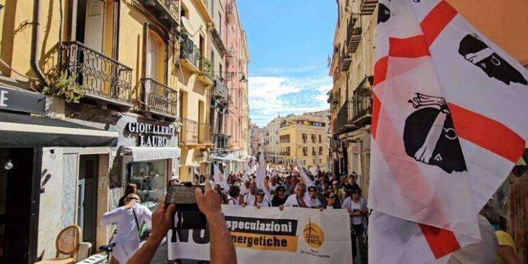 Migliaia in marcia a Cagliari contro speculazione energetica
