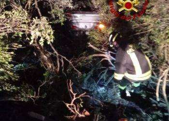 Arzachena, finiscono con l’auto giù da un dirupo: due feriti