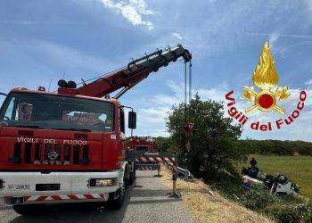 Si ribalta mezzo pesante con 2500 litri di gasolio: paura nel sassarese