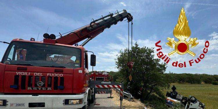 Si ribalta mezzo pesante con 2500 litri di gasolio: paura nel sassarese