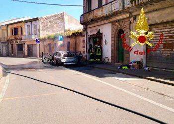 Auto in fiamme a Ittiri, danneggiata anche insegna