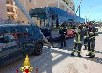 Bus colpisce un palo e sbatte contro auto, 9 feriti ad Alghero