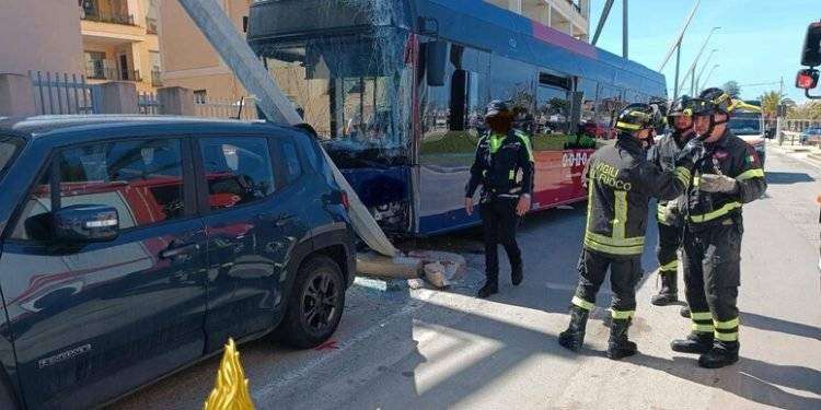 Bus colpisce un palo e sbatte contro auto, 9 feriti ad Alghero