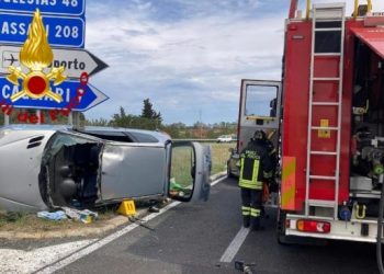 Elmas, si ribalta con l’auto sulla 130: donna in gravi condizioni al Brotzu